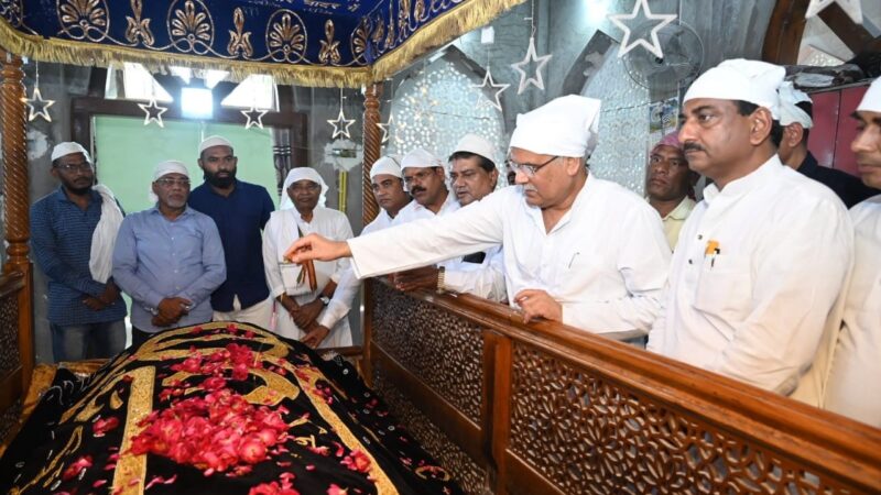 हजरत बाबा सैय्यद अब्दुर्रहमान शाह काबुली रहमततुल्लाह अलैह की दरगाह पर मुख्यमंत्री ने चढ़ाई चादर