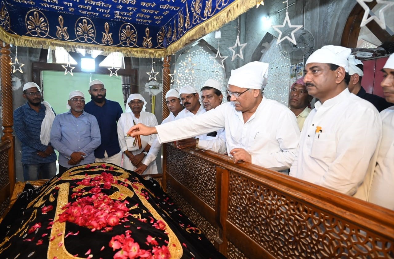 हजरत बाबा सैय्यद अब्दुर्रहमान शाह काबुली रहमततुल्लाह अलैह की दरगाह पर मुख्यमंत्री ने चढ़ाई चादर
