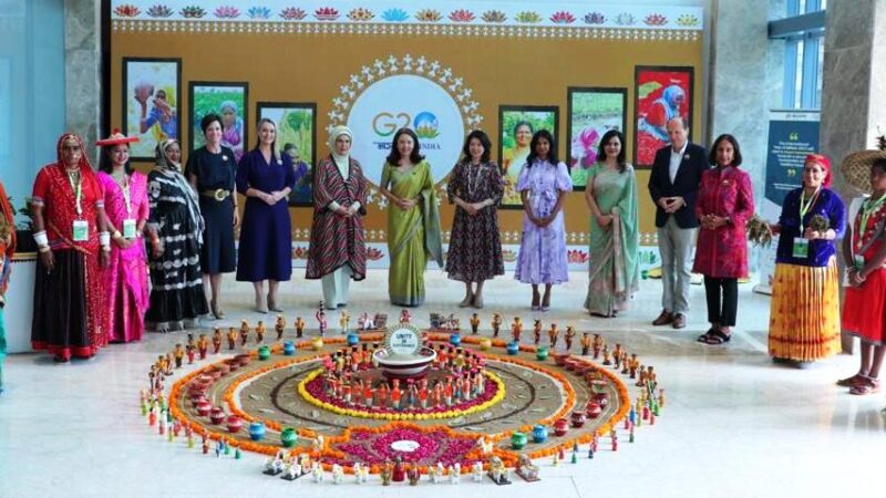 जी-20 में आयीं फर्स्ट लेडी को बस्तर की महिलाओं की ओर से मिलेट का उपहार