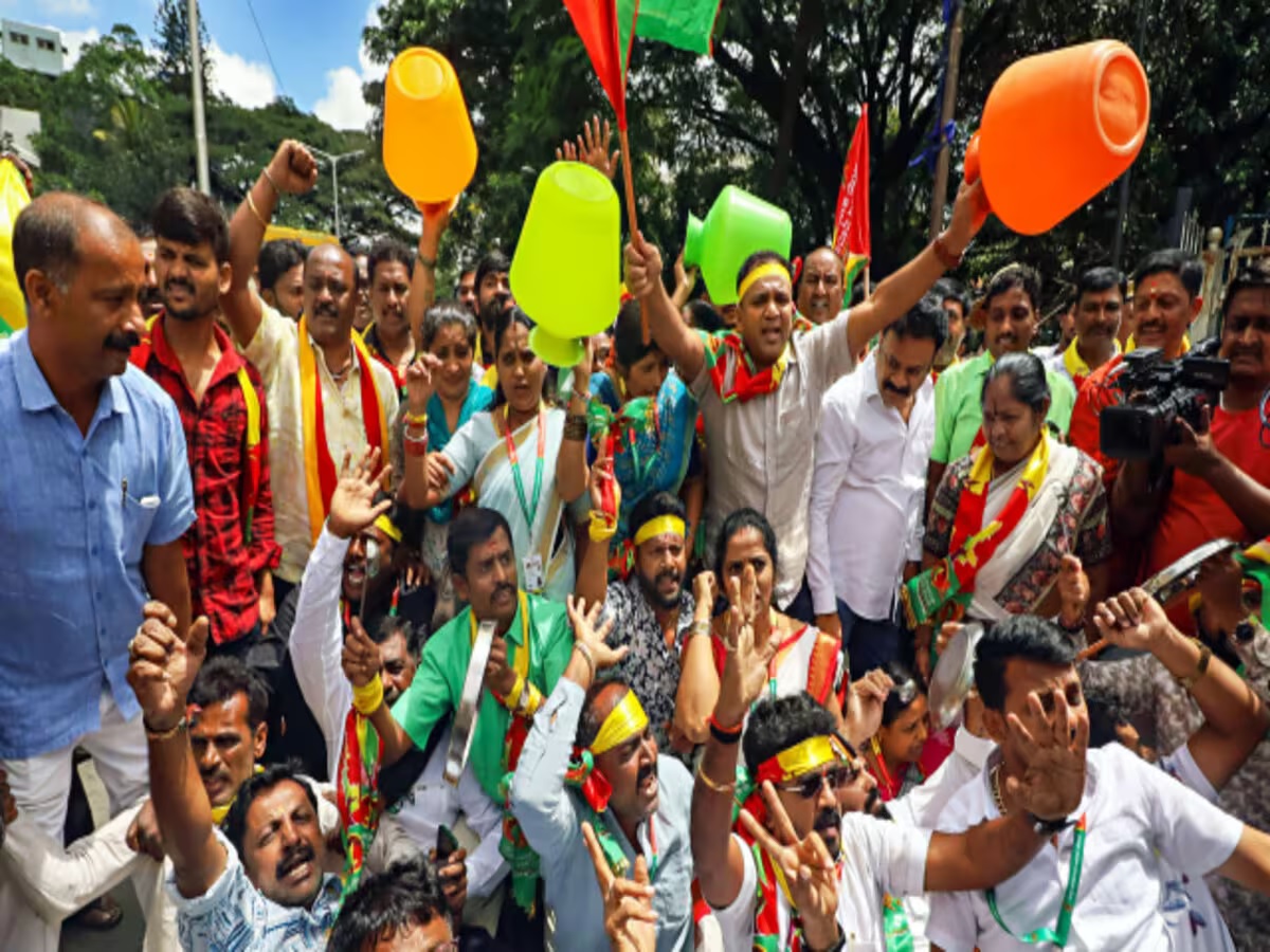 44 फ्लाइट्स कैंसिल, स्कूल-कॉलेज बंद, हिरासत में दर्जनों प्रदर्शनकारी