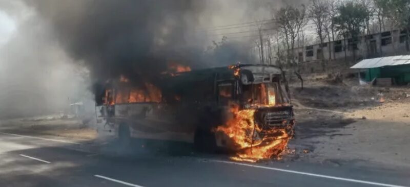 मराठा आंदोलनकारियों का उग्र प्रदर्शन, फूंकी बस