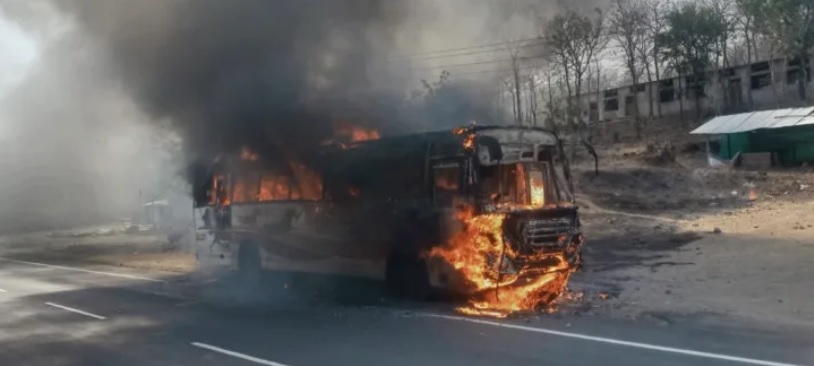 मराठा आंदोलनकारियों का उग्र प्रदर्शन, फूंकी बस