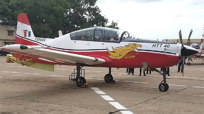 उप वायुसेना प्रमुख ने उड़ाया एचटीटी-40