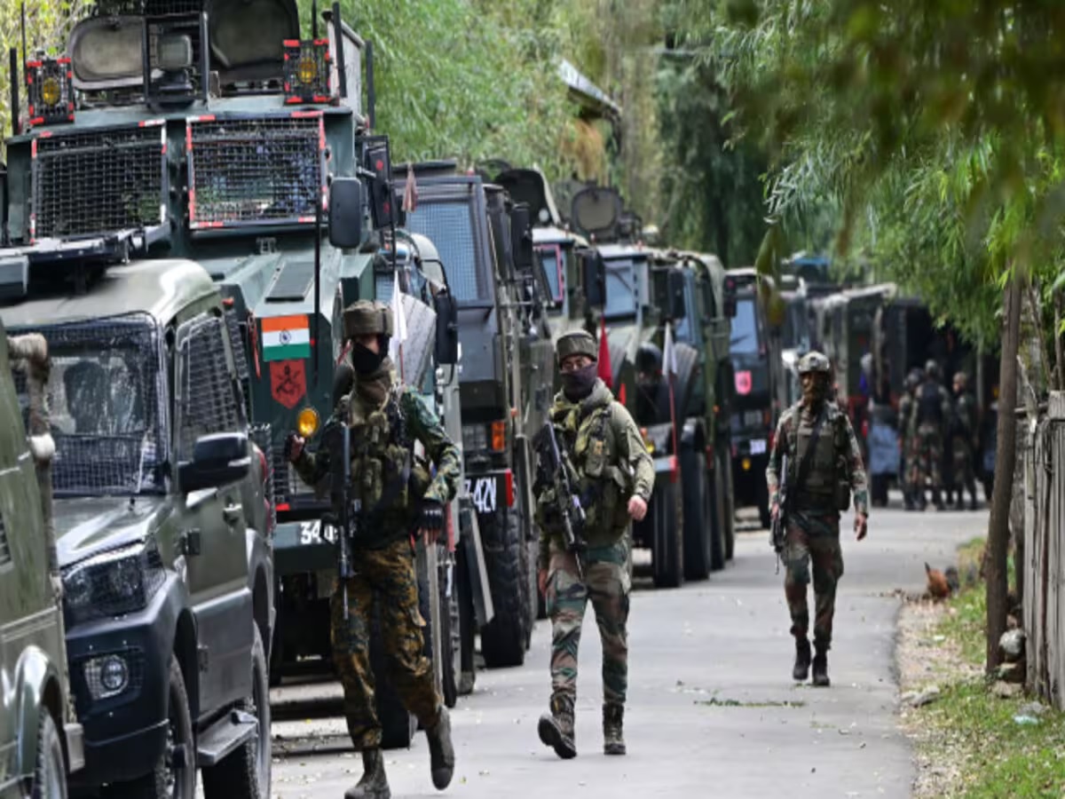 आतंकी घिरे 4 किमी के दायरे में, ड्रोन और मोर्टार से दागे जा रहे गोले, एक जवान और शहीद, एक आतंकी ढेर