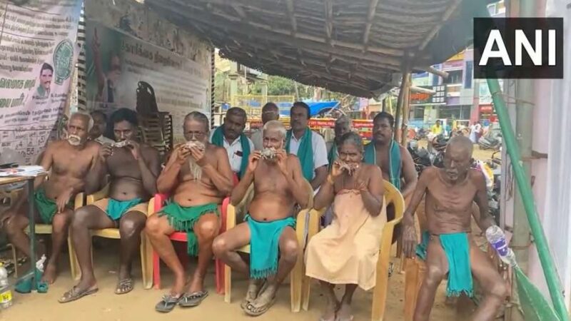 मुंह में मरे चूहे रखकर कर्नाटक सरकार के खिलाफ प्रदर्शन