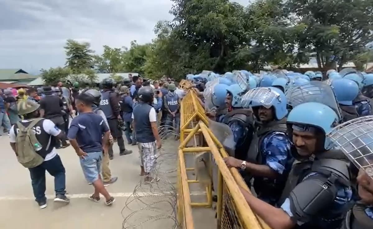 कर्फ्यू के बाद भी सड़कों पर उतरे मैतेई प्रदर्शनकारी, जमकर झड़प