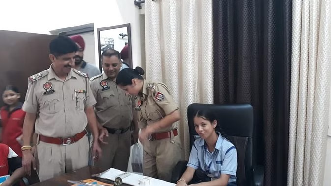 एसएचओ ने सैल्यूट कर अपनी कुर्सी पर बिठाया