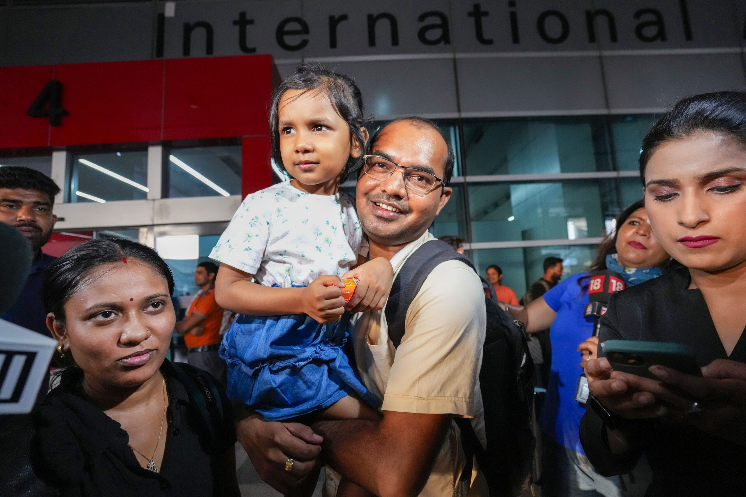 इजरायल से सुरक्षित लौटे भारतीयों ने सुनाई खौफनाक दास्तां, सायरन की आवाज से टूटी नींद, शिविरों में गुजारा वक्त