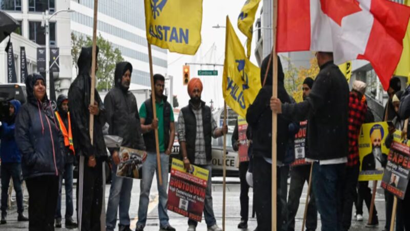 कनाडा में फिर तिरंगे का अपमान, भारतीय दूतावास पर फिर जमा हुए खालिस्तानी
