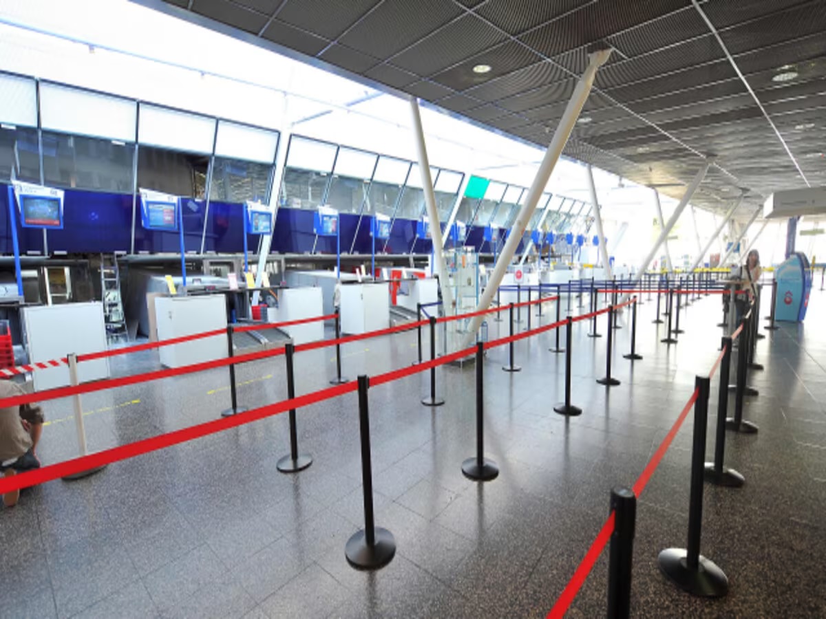 बम से उड़ाने की धमकी, खाली कराए गए फ्रांस के 6 एयरपोर्ट