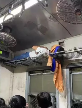 लोकल ट्रेन में सोने का जुगाड़
