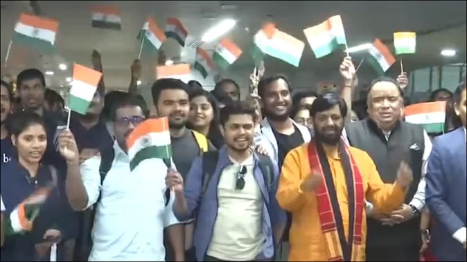 इजराइल से 197 भारतीयों का तीसरा जत्था पहुंचा दिल्ली