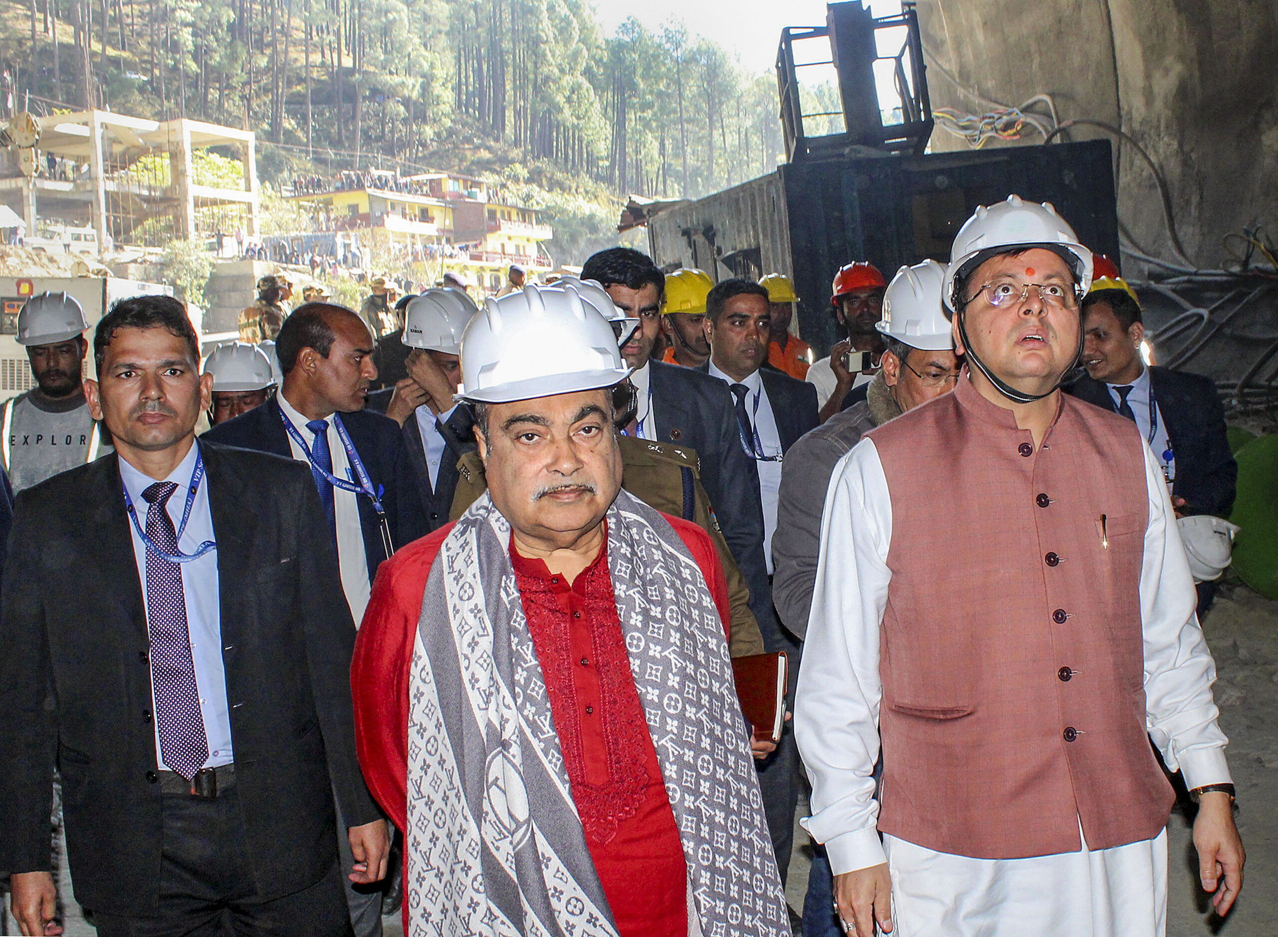 टनल में फंसे 41 मजदूरों को बचाने रोबोट, एक और लाइफ सपोर्ट पाइप