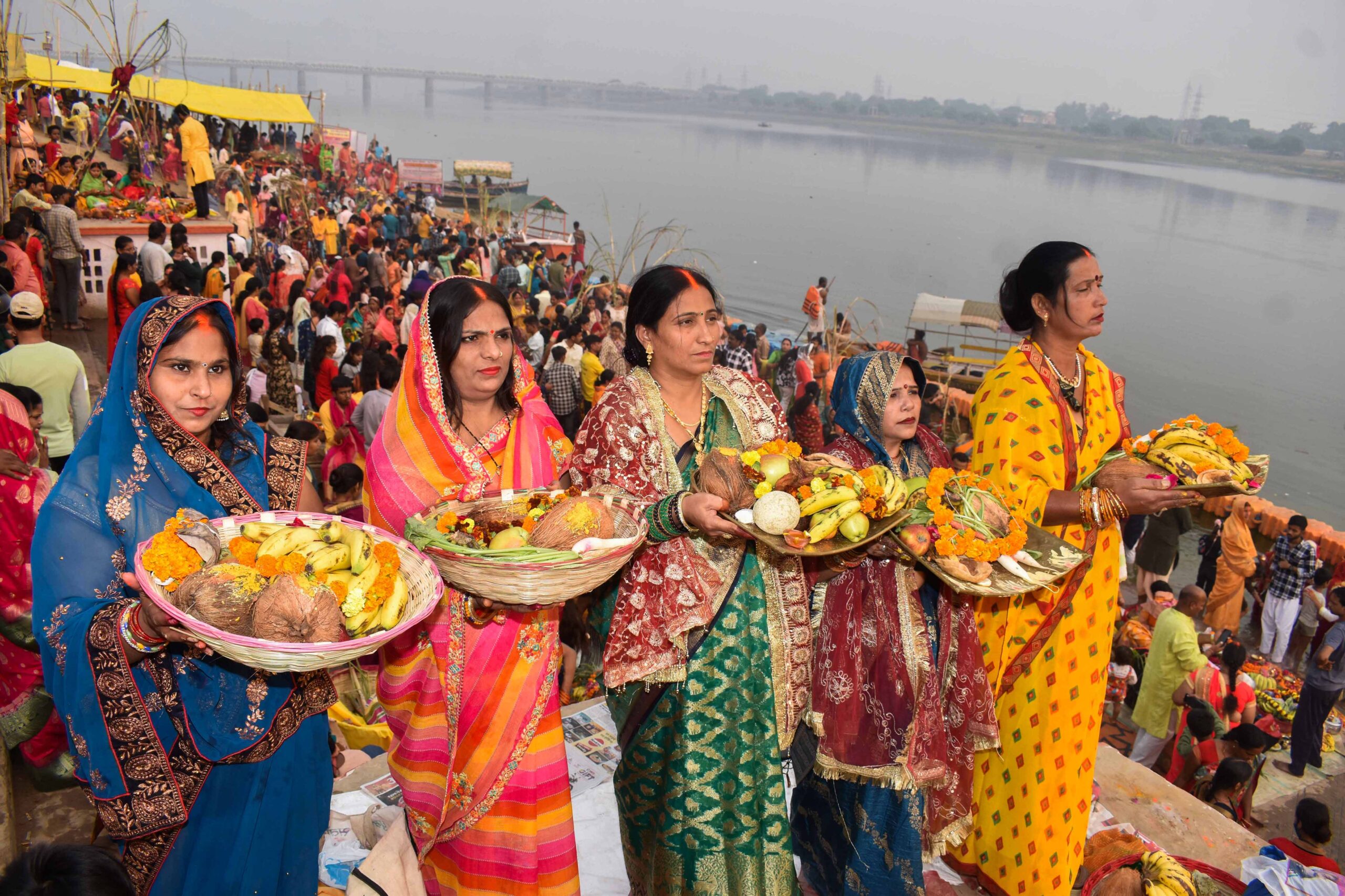 डूबते हुए सूर्य को अर्घ्य