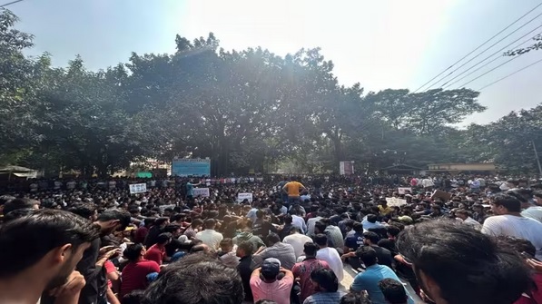 बीएचयू में आईआईटी छात्रा के कपड़े उतारे, वीडियो बनाया, मचा बवाल