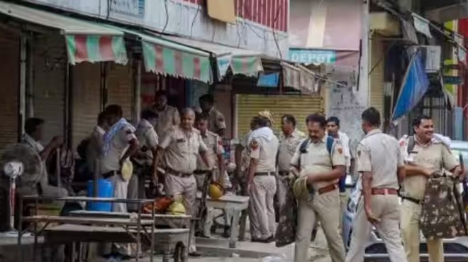 कुआं पूजन करने जा रही महिलाओं पर पथराव