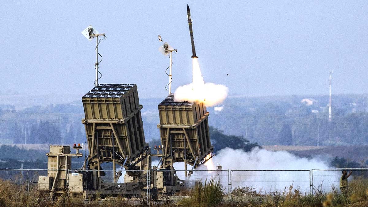 मस्जिद में हथियारों के जखीरे के बीच रॉकेट लैब