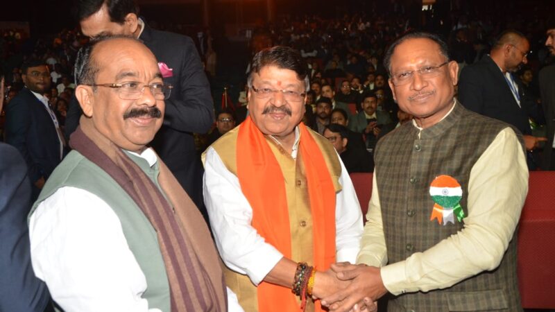 छत्तीसगढ़ के मुख्यमंत्री श्री विष्णुदेव साय से नई दिल्ली के भारत मंडपम में मध्यप्रदेश के नगरीय विकास, आवास और संसदीय कार्यमंत्री श्री कैलाश विजयवर्गीय ने मुलाकात कर शुभकामनाएं दी