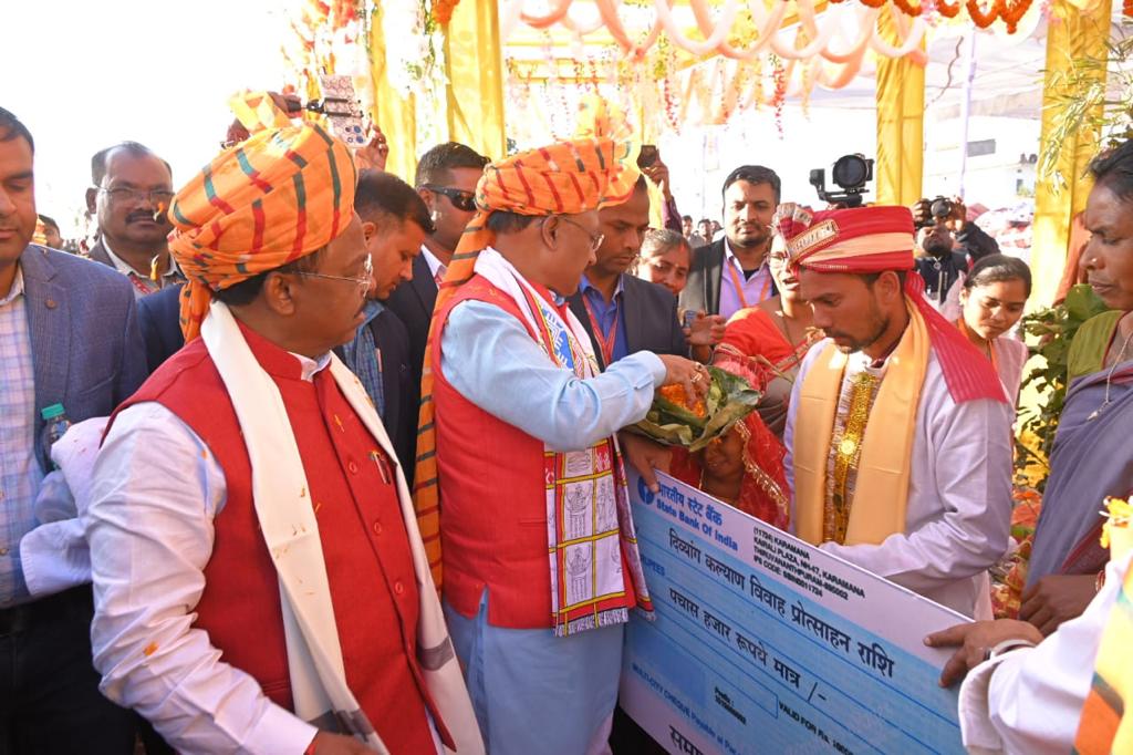 तातापानी महोत्सव में मुख्यमंत्री कन्या विवाह योजना में 400 जोड़े दाम्पत्य सूत्र में बंधे