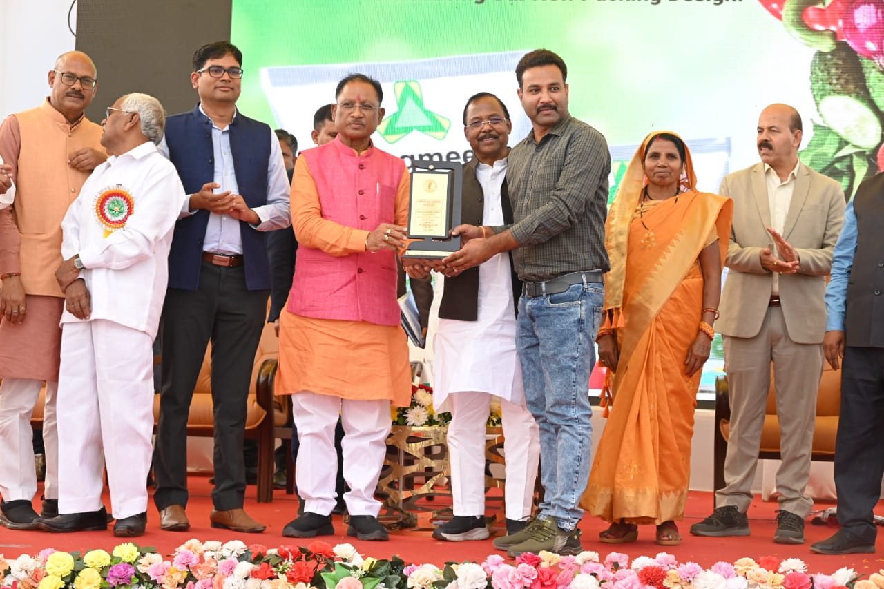 मुख्यमंत्री श्री विष्णु देव साय ने इस अवसर पर कृषक प्रशिक्षकों एवं प्रदेश के उन्नत और प्रगतिशील किसानों को सम्मानित किया