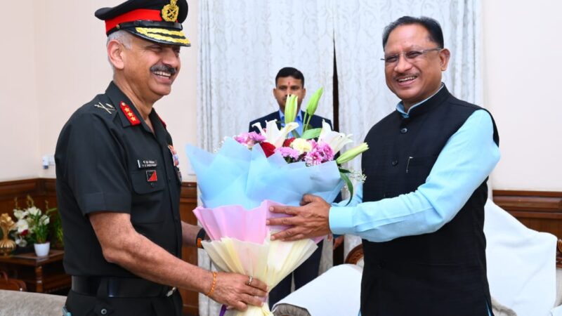 मुख्यमंत्री श्री साय से मध्य भारत क्षेत्र के जनरल आफिसर कमांडिग लेफ्टिनेंट जनरल श्री पीएस शेखावत ने की मुलाकात