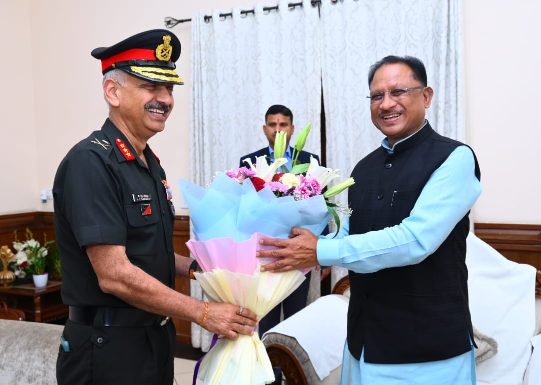 मुख्यमंत्री श्री साय से मध्य भारत क्षेत्र के जनरल आफिसर कमांडिग लेफ्टिनेंट जनरल श्री पीएस शेखावत ने की मुलाकात