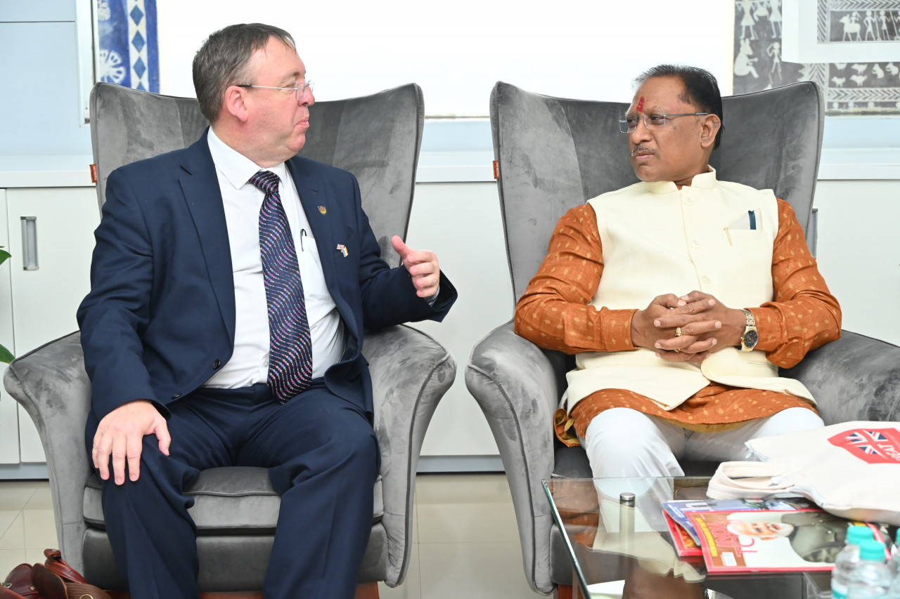 मुख्यमंत्री श्री साय से पूर्व व पूर्वोत्तर भारत के ब्रिटिश डिप्टी हाई कमिश्नर डॉ. फ्लेमिंग ने की सौजन्य मुलाकात