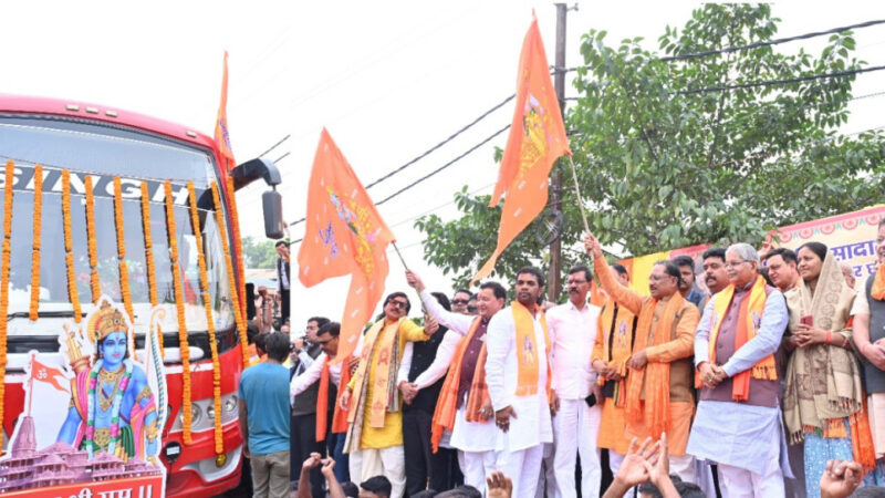 मुख्यमंत्री श्री विष्णु देव साय ने अयोध्या में भण्डारे के संचालन के लिए श्रीराम के ननिहाल से कार्यकर्ताओं की टीम को झंडी दिखाकर किया रवाना