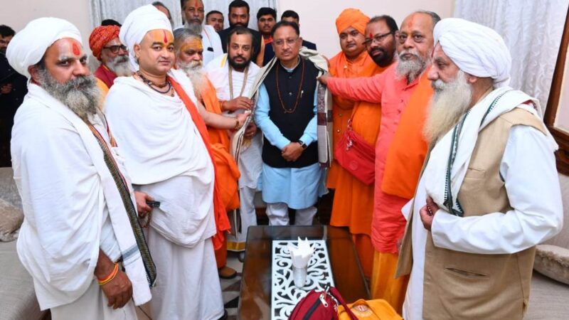संतों का आशीर्वाद पाकर अभिभूत हुए मुख्यमंत्री