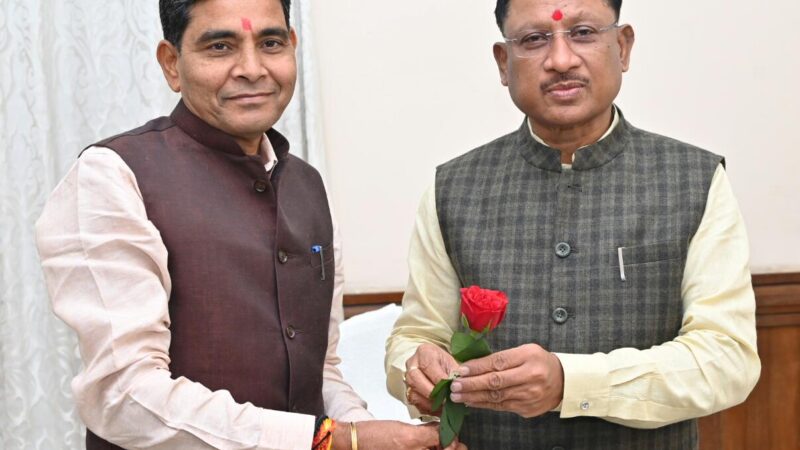 मुख्यमंत्री श्री विष्णु देव साय से राजस्व मंत्री श्री टंकराम वर्मा ने राज्य अतिथि गृह पहुना में की सौजन्य भेंट