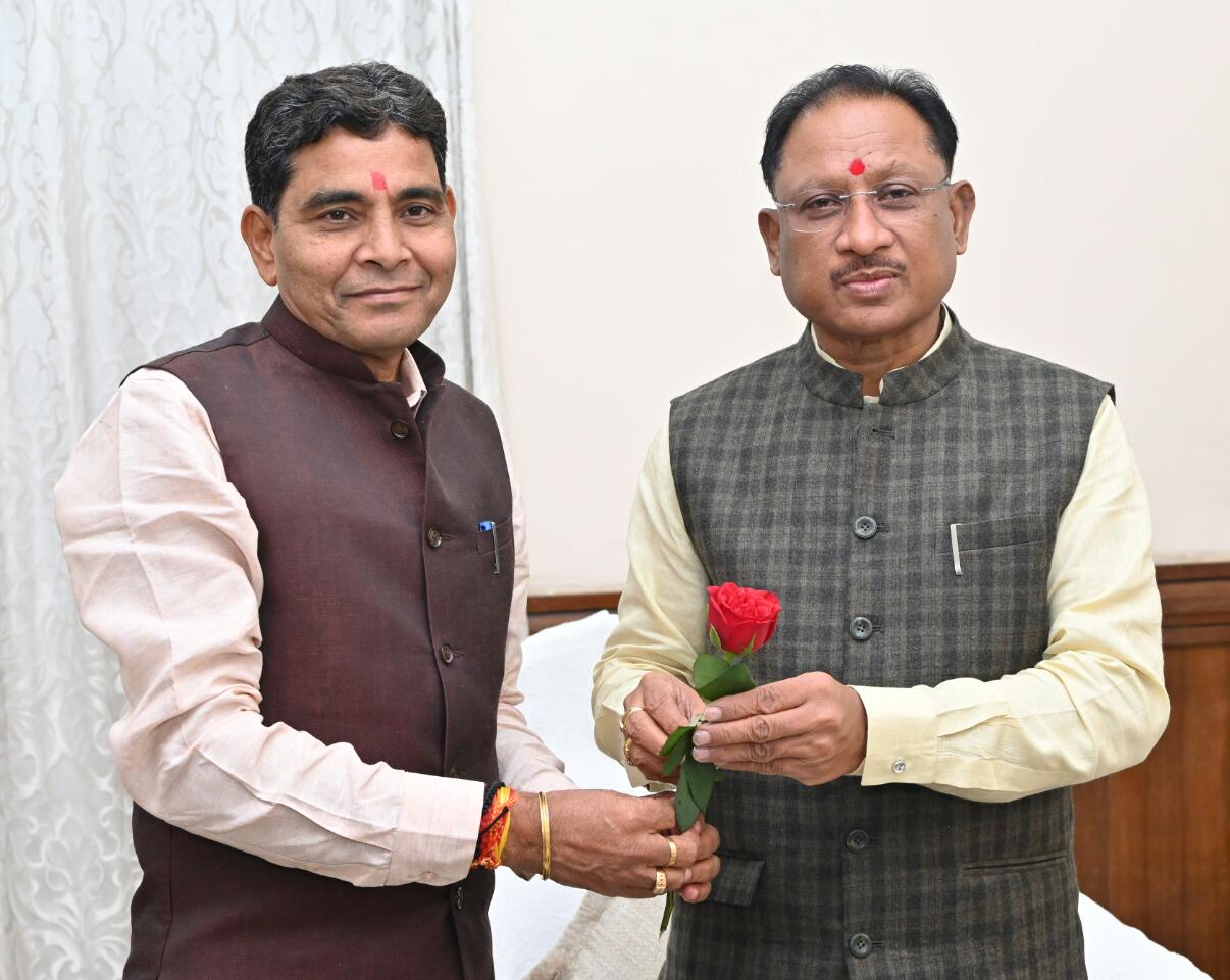 मुख्यमंत्री श्री विष्णु देव साय से राजस्व मंत्री श्री टंकराम वर्मा ने राज्य अतिथि गृह पहुना में की सौजन्य भेंट