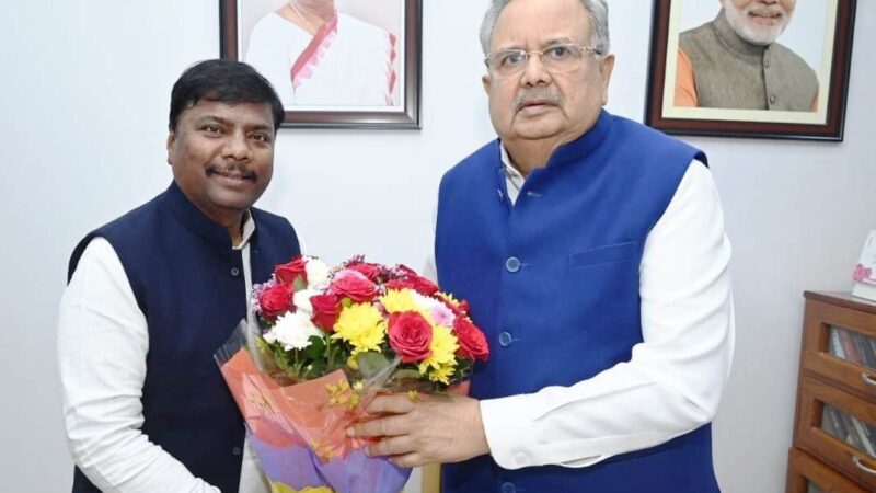 विधानसभा अध्यक्ष व पूर्व मुख्यमंत्री डॉ. रमन सिंह से वन मंत्री श्री केदार कश्यप ने की मुलाकात, दी नववर्ष की बधाई