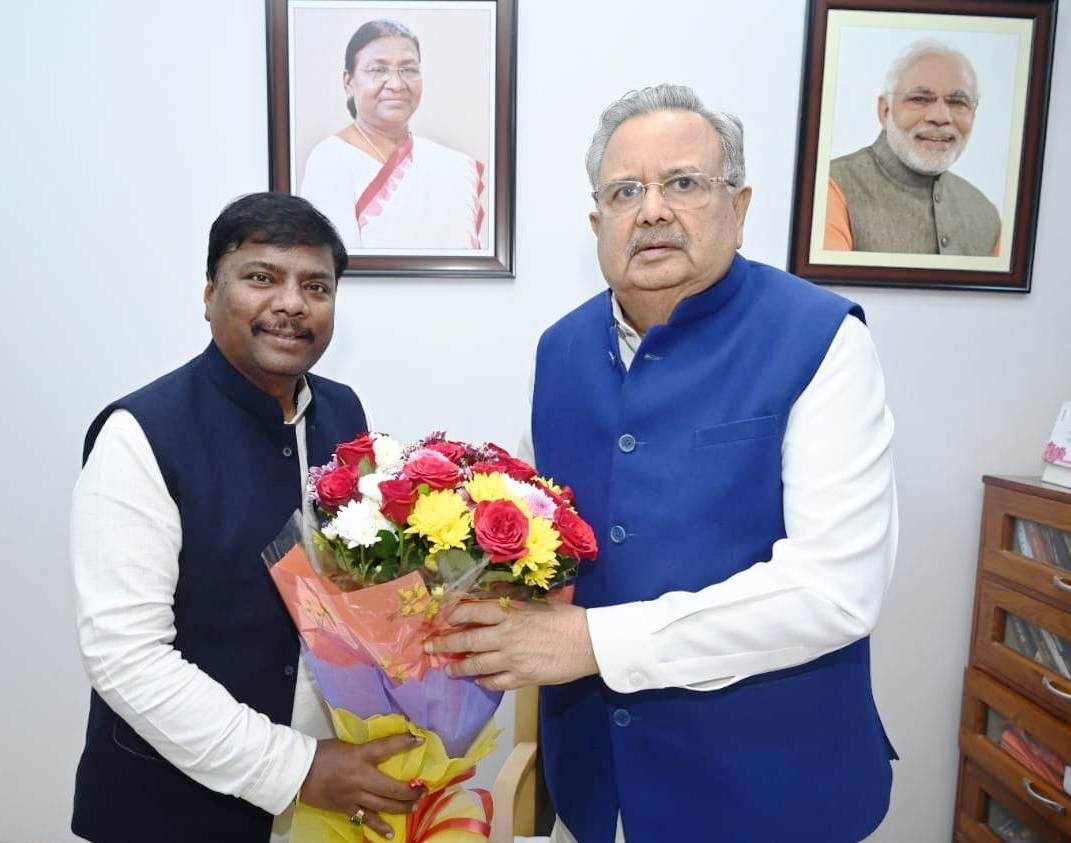 विधानसभा अध्यक्ष व पूर्व मुख्यमंत्री डॉ. रमन सिंह से वन मंत्री श्री केदार कश्यप ने की मुलाकात, दी नववर्ष की बधाई