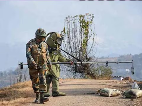 सेना ने पुलवामा में डिफ्यूज किया जिंदा एलईडी बम