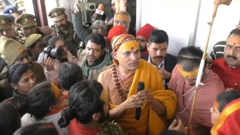 ज्ञानवापी की परिक्रमा पर अड़े शंकराचार्य, पुलिस ने मठ घेरा