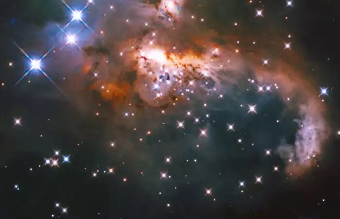 नासा ने शेयर की पृथ्वी से 6,000 प्रकाश वर्ष दूर ‘स्नोमैन’ की तस्वीर