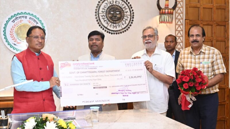 मुख्यमंत्री श्री विष्णु देव साय को वन मंत्री ने वन विकास निगम की लाभांश राशि 2.26 करोड़ रूपए का चेक सौंपा