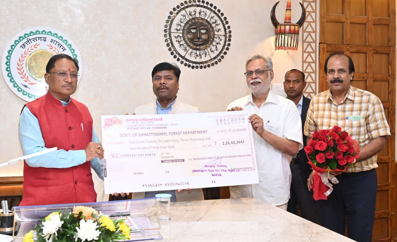 मुख्यमंत्री श्री विष्णु देव साय को वन मंत्री ने वन विकास निगम की लाभांश राशि 2.26 करोड़ रूपए का चेक सौंपा