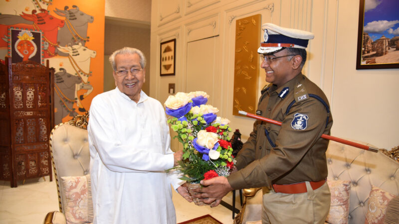 राज्यपाल श्री हरिचंदन से नवनियुक्त पुलिस महानिरीक्षक ने की सौजन्य भेंट