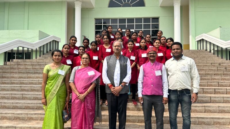 विधानसभा शैक्षिक भ्रमण पर पहुंची छात्राओं ने संसदीय कार्य मंत्री श्री बृजमोहन अग्रवाल से की मुलाकात