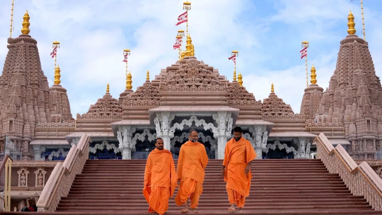 जमीन मुसलमान की, आर्किटेक्टर ईसाई, प्रोजेक्ट मैनेजर सिख, डिजाइनर बौद्ध