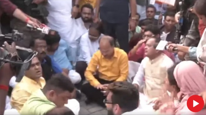 कांग्रेस कार्यकर्ताओं की पुलिस से झड़प, धरने पर बैठ अधीर