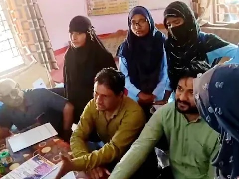 हिजाब पहनकर स्कूल आने पर अड़े, परिजनों का हंगामा