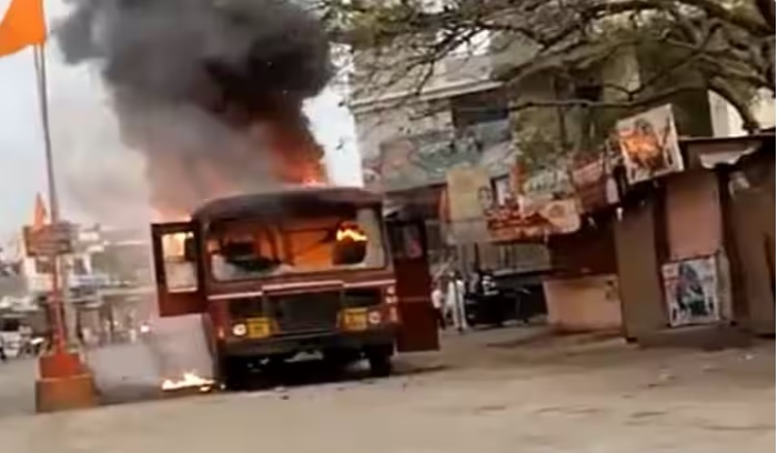 आगजनी के बाद बस सेवाएं बंद, जालना में लगा कर्फ्यू