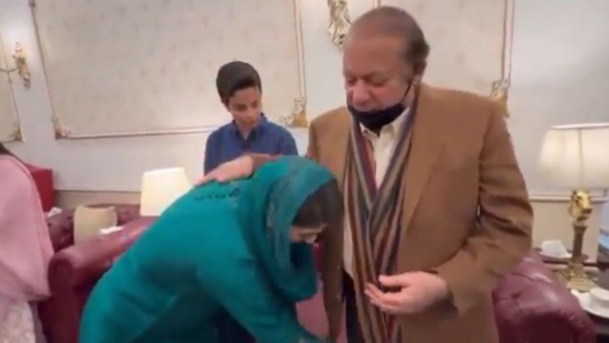 मरियम ने छुए पिता नवाज के पैर तो मचा बवाल