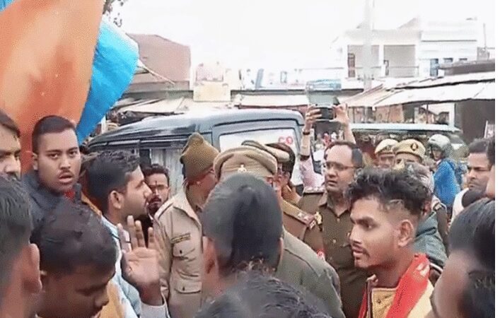 सपा नेता मौर्य की गाड़ी पर फेंकी गई स्याही