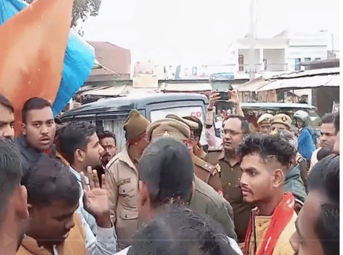 सपा नेता मौर्य की गाड़ी पर फेंकी गई स्याही