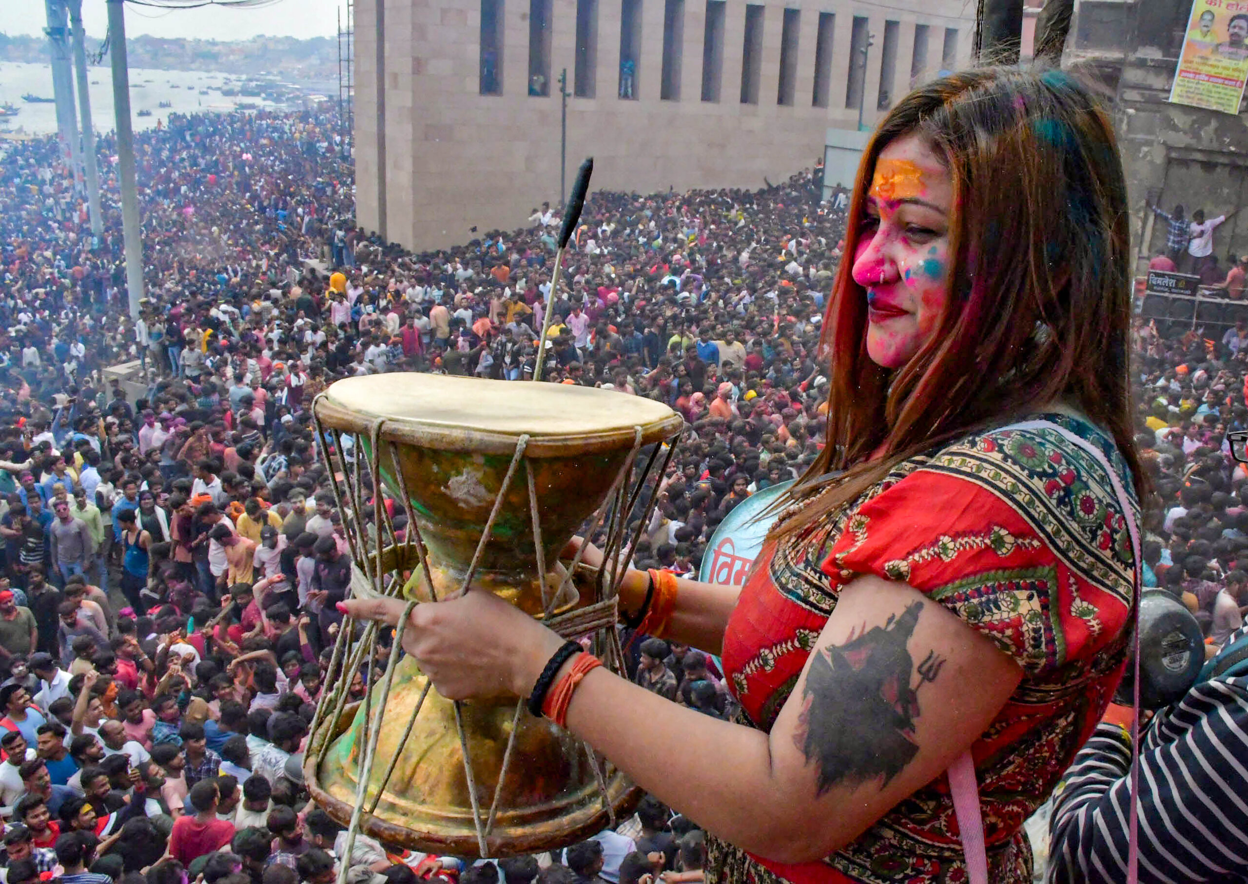 महाश्मशान मणिकर्णिका घाट पर धधकती चिताओं के बीच भस्म की होली