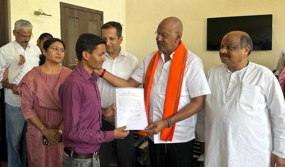 शिक्षा मंत्री श्री बृजमोहन अग्रवाल ने नए व्याख्याताओं को नियुक्ति पत्र सौंपे