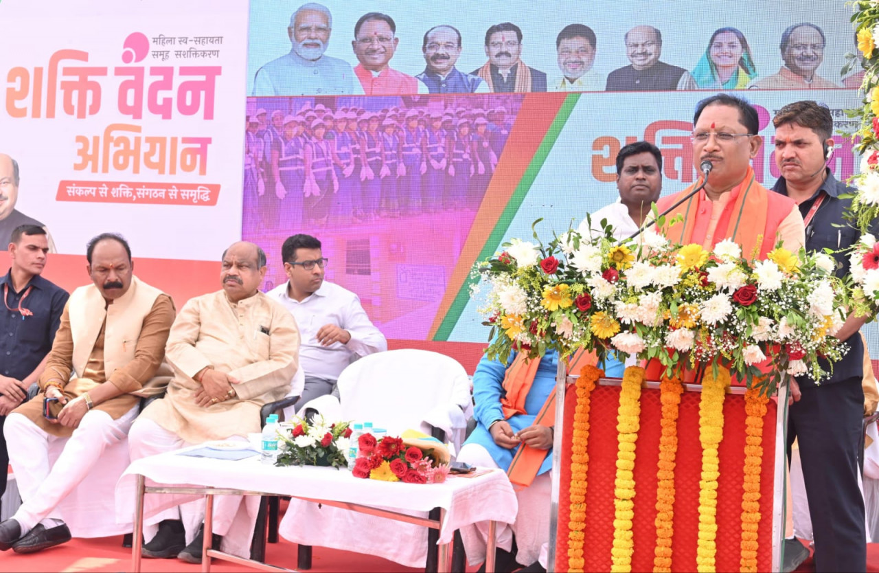 मुख्यमंत्री श्री विष्णु देव साय राजधानी रायपुर के शंकर नगर स्थित दुर्गा मैदान में आयोजित शक्ति वंदन अभियान में शामिल हुए